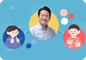 하늘색 셔츠를 입은 이인구 이큐포올 대표가 정면을 바라보며 웃고 있다. 양옆엔 수어를 하는 듯한 농인 사람들의 그림이 화살표로 연결돼 그려져 있다.